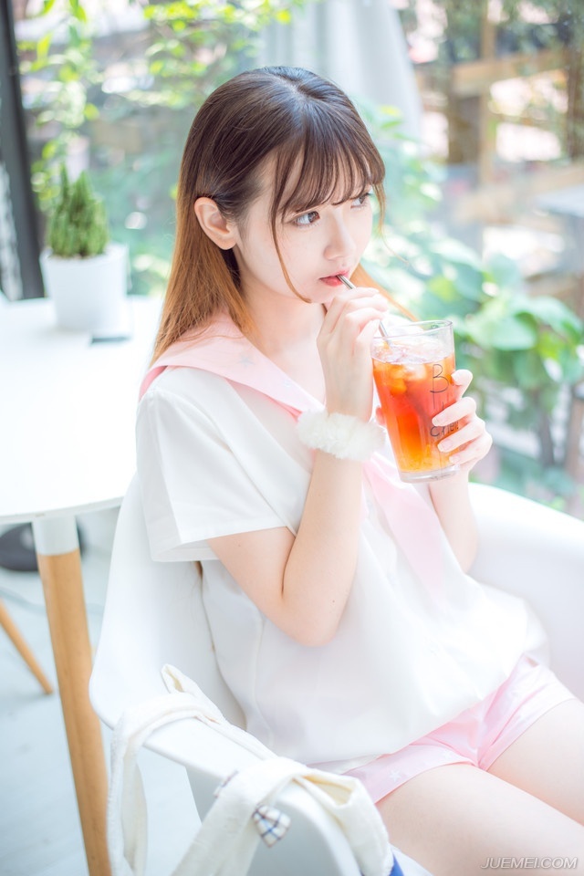 “夫君，那……他是你杀的吗？”鬼使神差的，小乔抬头问了一句。
